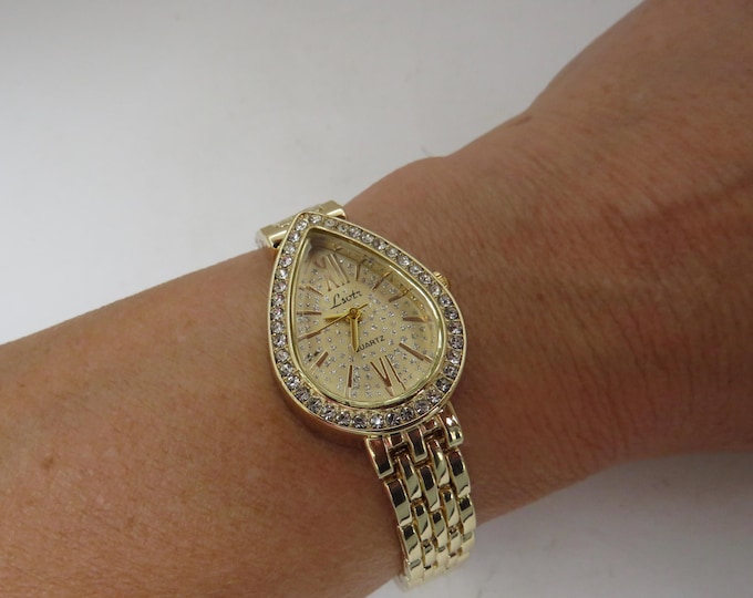 Sparkle Heart Bracelet Watch: Gold Plated Ladies Quartz Watch (AA22)