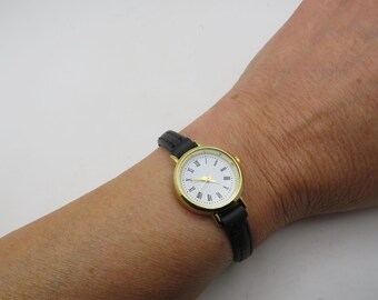 Montre vintage dorée pour femme : bracelet réglable en cuir noir (N16)
