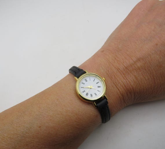 Vintage Gold Ladies Watch: Adjustable Black Leather Strap (N16)