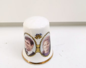 Benporslinsfingerborg, brittiska kungafamiljen Andrew och Sarah, prins Andrew, hertig av York / Vintage fingerborg / benporslin / tillverkad i England / A6