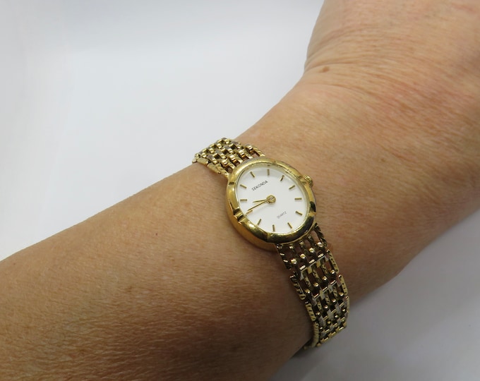 vintage gold  gate bracelet Watch / dainty dial / 6.7" wrist quartz watch dainty dial  / vintage / womens  watch (J4)