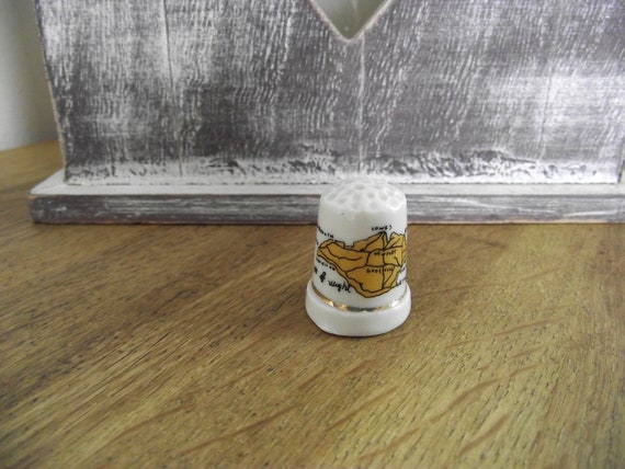 Vintage thimbles / isle of wight thimble / beautiful Fine Bone China / places of interest / bone china England made / H5