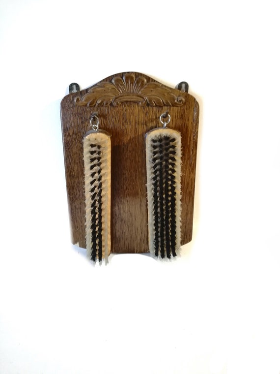 vintage clothes brush /  Mid Century Wooden  clothes brushes / 1940s brush  beautiful  / (RB3)