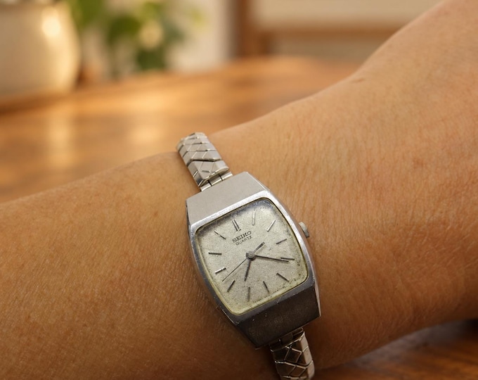 Vintage Seiko watch /  Quartz watch / Ladies Dress Watch /  Gift for her (RA16)