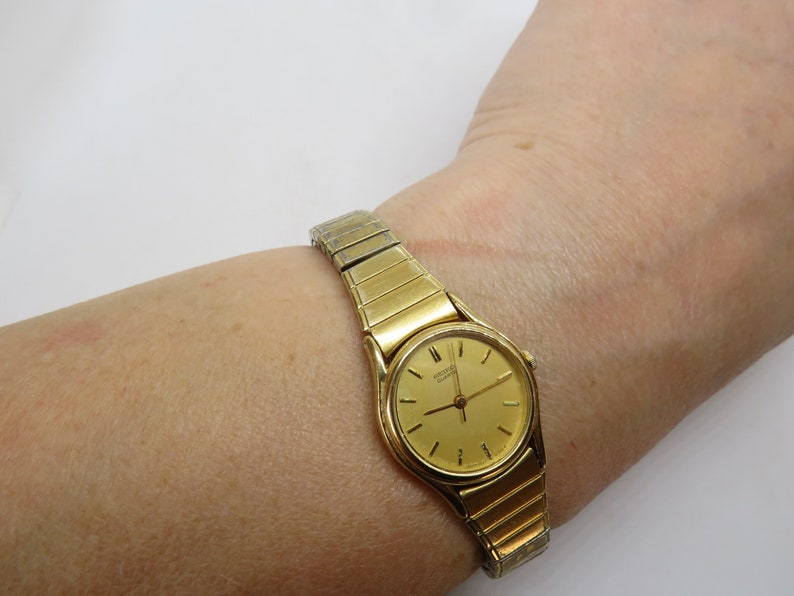 Vintage watch / Seiko watch / Quartz watch / Ladies Dress Watch / ladies small face Watch / Gift for her image 6