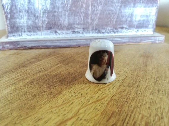Queen Bone China Thimble, Golding Jubilee / British Royal Family / Vintage thimble / bone china / made in England / A10