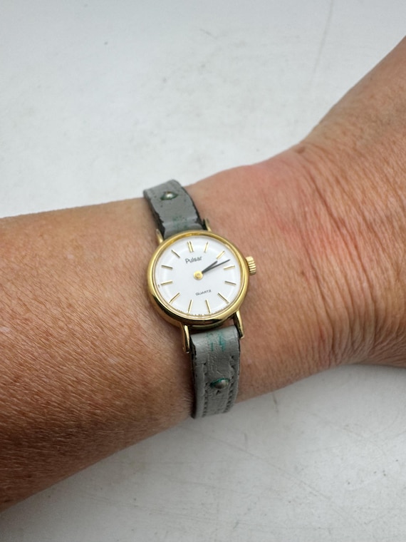 Vintage Pulsar by seiko Ladies Quartz Watch – Gold Tone Dress Watch with rare grey Leather Strap | Classic Minimalist Wristwatch (x40)