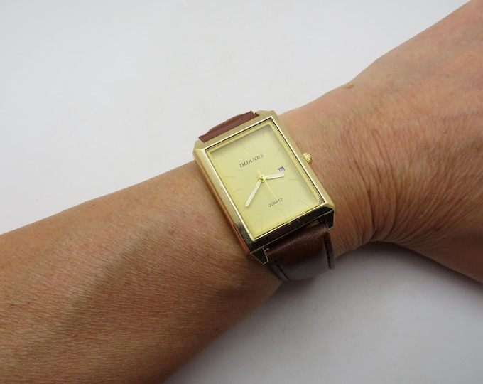 Vintage Rectangle Date Watch: Modern Lightweight Design BB16