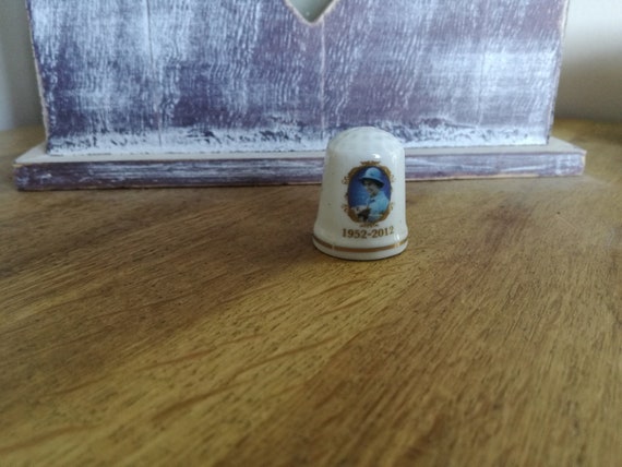 Queen Bone China Thimble, DIAMOND JUBILEE / 1952-2012 / British Royal Family / Vintage thimble / bone china / made in England / J8