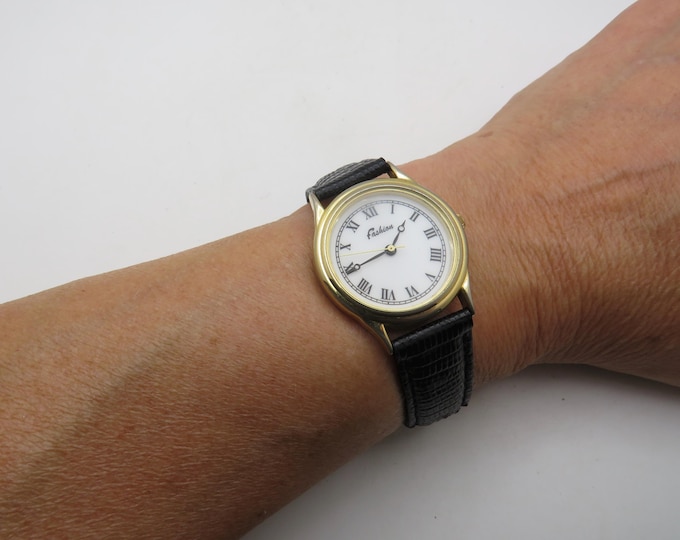 vintage wrist watch / womans gold watch / leather adjustable strap wrist 5.8" up to 7.5" max / vintage watch / ladies watch (y5)