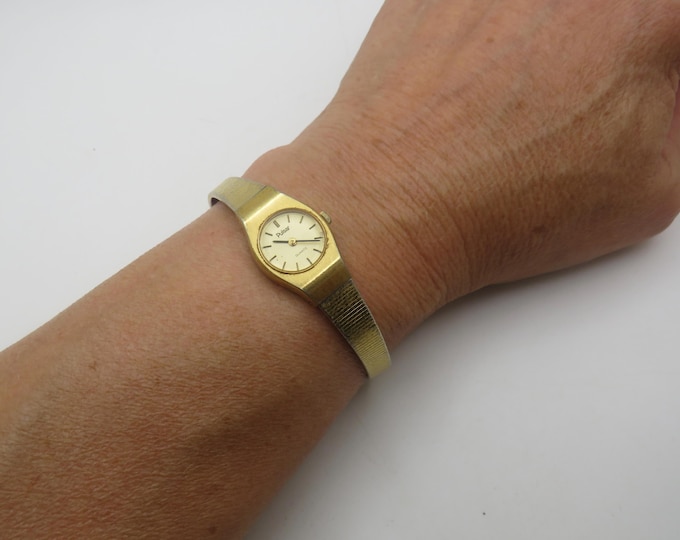 Pulsar dainty watch / vintage pulsar by seiko wrist watch / womans gold watch / fits wrist 7" / vintage   / watch / ladies watch (x30)