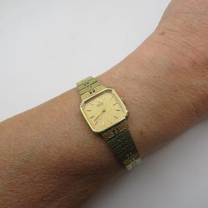 Vintage seiko wrist watch / womans gold watch / small wrist 5.7" size watch / vintage sport  / watch / ladies watch (q24)