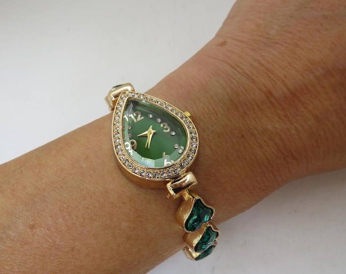 Green Heart Watch: Vintage Gold Plated Ladies Bracelet Watch AA19