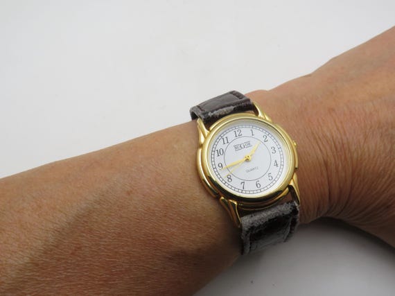 Vintage Gold Ladies Watch: Adjustable Brown Leather Strap, Y3