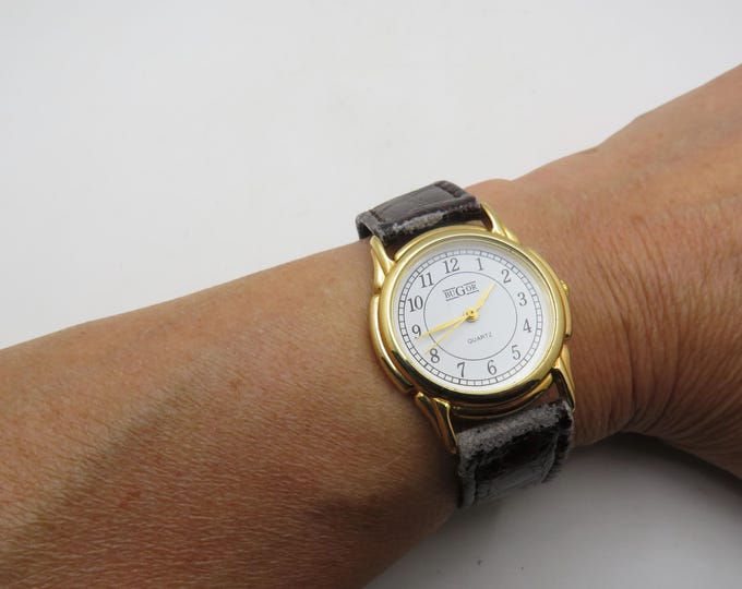 vintage wrist watch / womans gold watch / leather adjustable brown strap / wrist size 6" up to 7.3" max / vintage watch / ladies watch (y3)