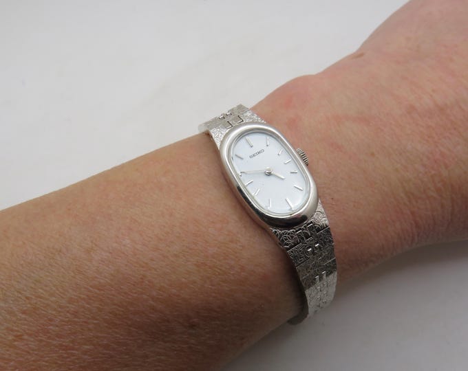 vintage mechanical seiko watch / oval watch / gift for her / vintage wrist watch / watch / vintage 60s / womens  watches (r10)