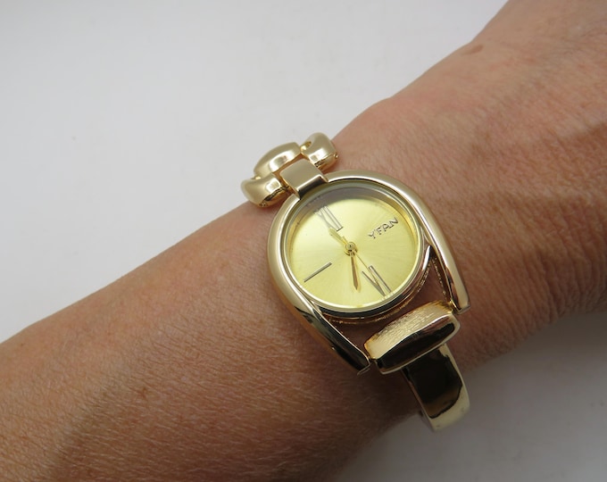 Vintage Gold Plated Bracelet Watch Charm, Classic Ladies Style (AA32)