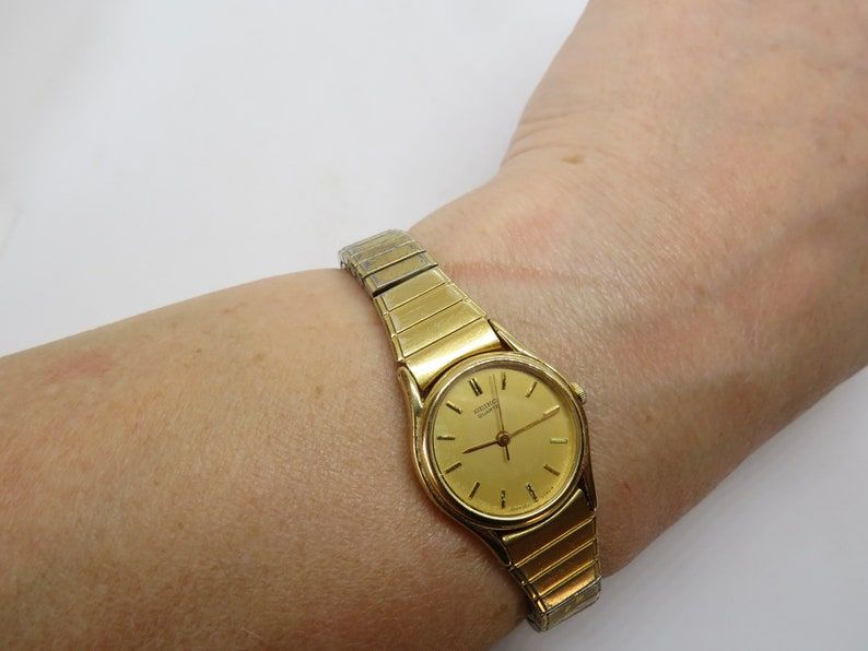 Vintage watch / Seiko watch / Quartz watch / Ladies Dress Watch / ladies small face Watch / Gift for her image 1