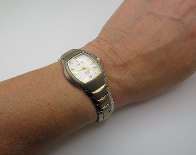 Vintage seiko watch / Titanium sports watch /  Accurist Watch / small 6.2" wrist / womens Watches / Gift for her (m24)