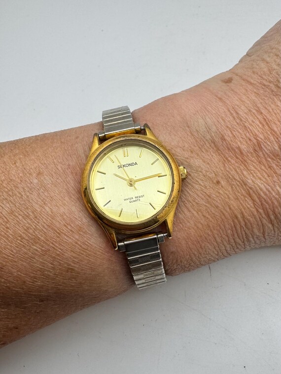 Vintage watch /  expandable watch / White dial Quartz watch / Ladies Dress Watch / Gift for her  m4