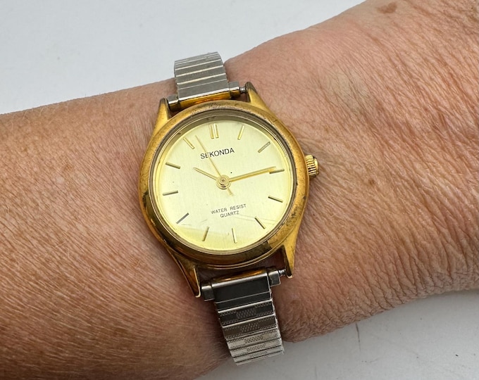 Vintage watch /  expandable watch / White dial Quartz watch / Ladies Dress Watch / Gift for her  m4