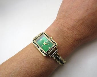 Reloj vintage rectangular con esfera verde y pulsera chapada en oro, AA6