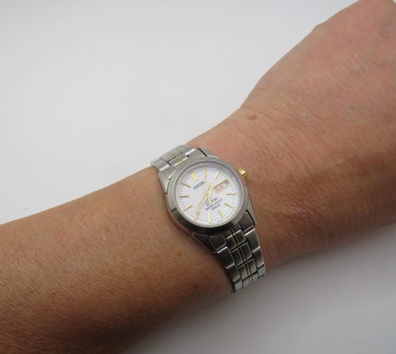 Vintage Seiko watch / sports watch / Day date /  stainless steel Watch / womens Watch /  Gift for her (u9)