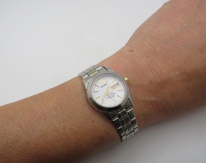 Vintage Seiko watch / sports watch / Day date /  stainless steel Watch / womens Watch /  Gift for her (u9)