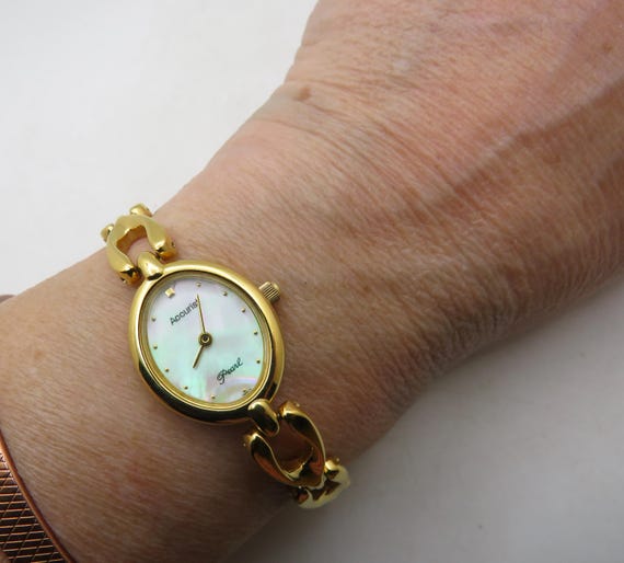 Vintage watch / mother of pear / Quartz ladies vintage 7.1" wrist watch / accurist  womans  watch (N5)