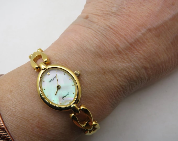 Vintage watch / mother of pear / Quartz ladies vintage 7.1" wrist watch / accurist  womans  watch (N5)