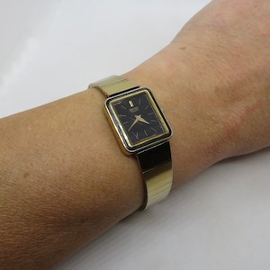 vintage gold tank watch / Seiko Quartz ladies watch / vintage wrist watch / Japan watch / vintage Watch / watch  / watch / ladies  watch
