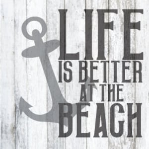 Op de afbeelding: Een grijs anker met een touwlus aan de bovenkant, tegen een witte houtnerf achtergrond. De tekst "Life is better at the beach" is geschreven in grijze letters.