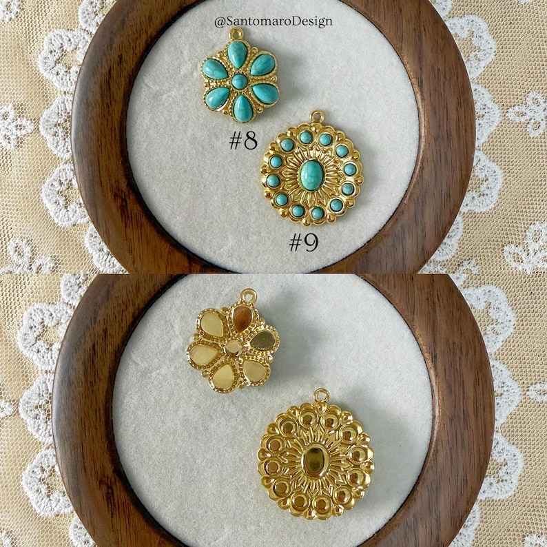Peut inclure: Gros plan de pendentifs dor&eacute;s avec des accents turquoise et dor&eacute;s. Les pendentifs sont dans un cadre en bois avec le texte "@SantomaroDesign" et les num&eacute;ros #8 et #9. Les pendentifs ont un design floral et circulaire.