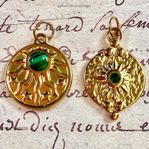 Pu&ograve; includere: Due ciondoli color oro. Un ciondolo presenta un motivo a raggiera con un centro in pietra verde e stelle. L'altro ciondolo ha un motivo a raggiera con un centro in pietra verde. I ciondoli hanno un anello nella parte superiore per appenderli.