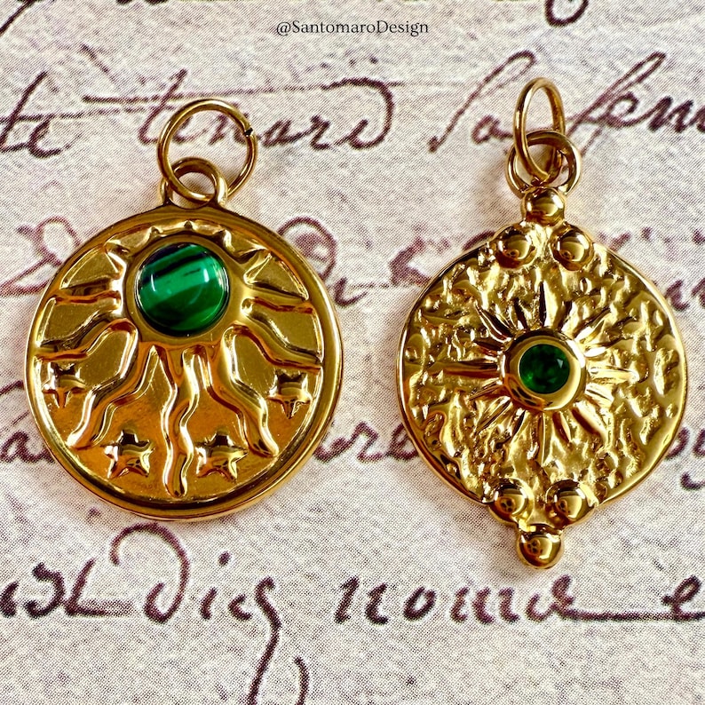 Pu&ograve; includere: Due ciondoli color oro. Un ciondolo presenta un motivo a raggiera con un centro in pietra verde e stelle. L'altro ciondolo ha un motivo a raggiera con un centro in pietra verde. I ciondoli hanno un anello nella parte superiore per appenderli.