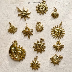 Può includere: Una collezione di ciondoli dorati a forma di sole e luna. I ciondoli presentano vari design, tra cui raggi di sole, facce di sole sorridenti e una luna crescente con un sole. Ideale per la creazione di gioielli.