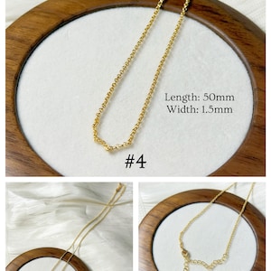 Op de afbeelding: Een delicate goudkleurige ketting met een kettingontwerp. De ketting is 50 mm lang en 1,5 mm breed. De afbeelding bevat de tekst "#4" en de merknaam "@SantomaroDesign". De ketting wordt op een wit oppervlak weergegeven.