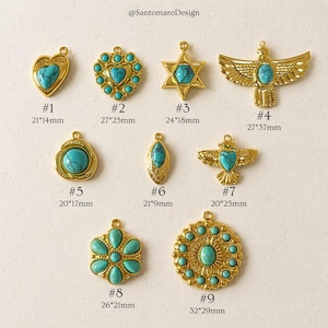 Peut inclure: Collection de neuf pendentifs dor&eacute;s avec des pierres turquoise. Les formes incluent des c&oelig;urs, une &eacute;toile et un aigle. Les dimensions sont en millim&egrave;tres. La marque "@SantomaroDesign" est visible. Id&eacute;al pour la cr&eacute;ation de bijoux.