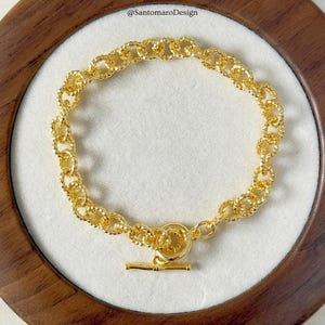 Può includere: Un set di tre tazze in ceramica con finitura opaca e macchiettata. Le tazze sono nei toni del crema, marrone chiaro e marrone scuro. Ogni tazza ha un design semplice e minimalista.