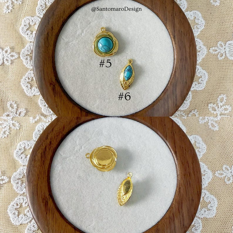 Peut inclure: Gros plan sur des pendentifs dor&eacute;s avec des accents de pierres turquoise. Deux pendentifs sont pr&eacute;sent&eacute;s dans un coffret &agrave; bijoux en bois. Un pendentif est rond et l'autre de forme ovale. Le texte "#5" et "#6" est visible.