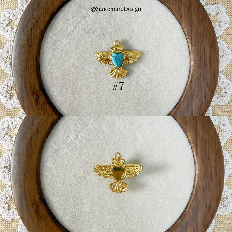 Peut inclure: Pendentif dor&eacute; en forme d'oiseau avec un c&oelig;ur turquoise au centre. Le pendentif est pr&eacute;sent&eacute; sur une surface blanche dans un cadre en bois. Le num&eacute;ro "#7" est en dessous. Le texte "@SantomaroDesign" est en haut.