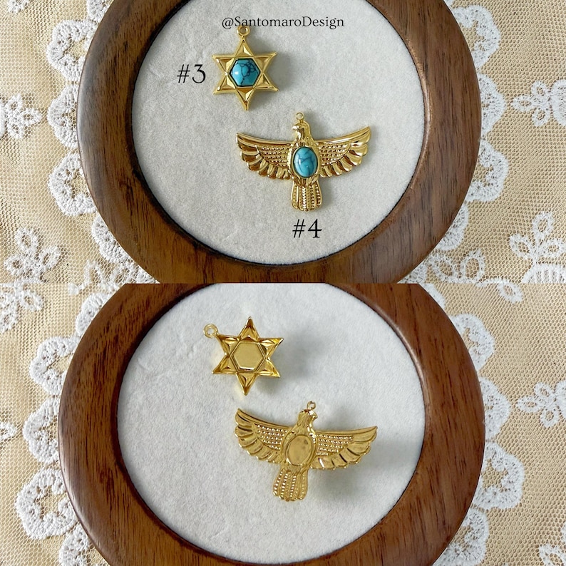 Peut inclure: Deux pendentifs dor&eacute;s pr&eacute;sent&eacute;s dans un cadre en bois. L'un est une &eacute;toile de David avec une pierre turquoise, l'autre est un aigle avec une pierre turquoise. Les textes "#3" et "#4" sont visibles. Le nom de la boutique, "@SantomaroDesign", est &eacute;galement visible.