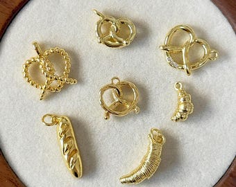 Złote zawieszki z motywem piekarni 18K | Wisiorki z preclami i croissantami | Materiały do produkcji biżuterii