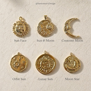 Peut inclure: Six pendentifs célestes dorés. Les pendentifs comprennent un visage de soleil, soleil et lune, croissant de lune, soleil en orbite, soleil lunaire et étoile de lune. Chaque pendentif a une boucle pour accrocher et est affiché sur une surface claire.