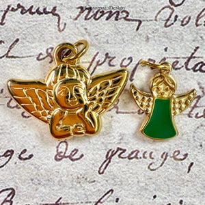 Pu&ograve; includere: Due ciondoli a forma di angelo color oro. Uno &egrave; pi&ugrave; grande con ali dettagliate e un volto cherubico. Il ciondolo pi&ugrave; piccolo ha un vestito in smalto verde. Entrambi hanno anelli per appenderli.