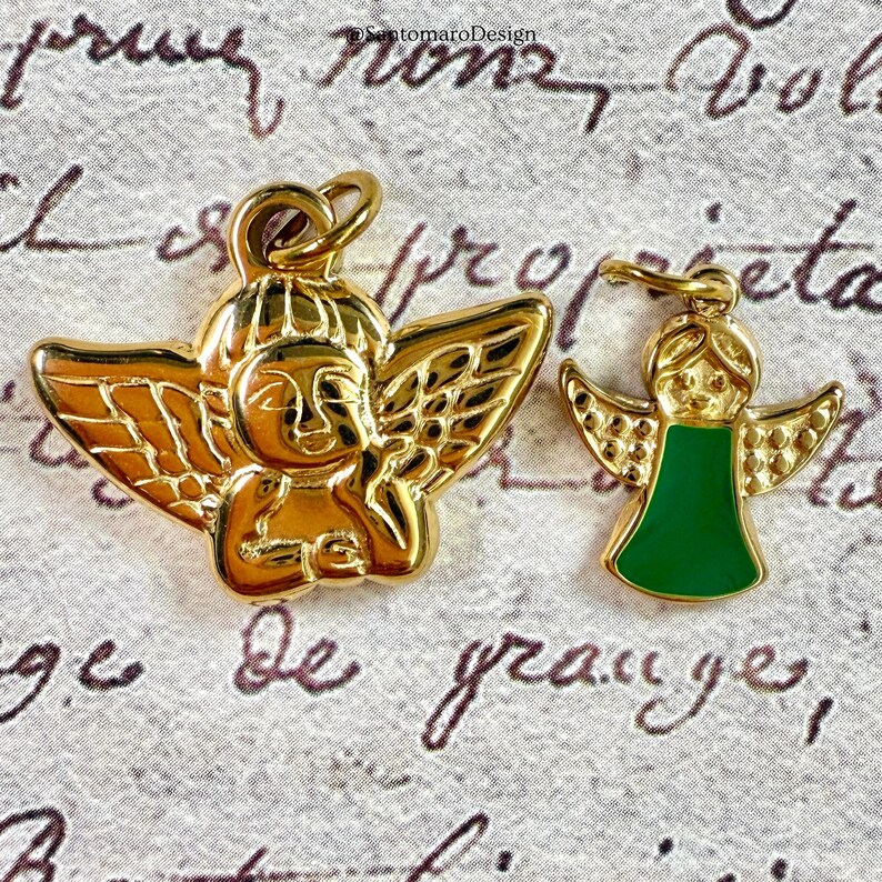 Pu&ograve; includere: Due ciondoli a forma di angelo color oro. Uno &egrave; pi&ugrave; grande con ali dettagliate e un volto cherubico. Il ciondolo pi&ugrave; piccolo ha un vestito in smalto verde. Entrambi hanno anelli per appenderli.