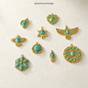 Peut inclure: Collection de pendentifs dor&eacute;s avec des accents de pierres turquoise. Les pendentifs pr&eacute;sentent diverses formes, notamment un c&oelig;ur, une &eacute;toile, une fleur et un aigle. Les pendentifs sont pr&eacute;sent&eacute;s sur une surface claire.