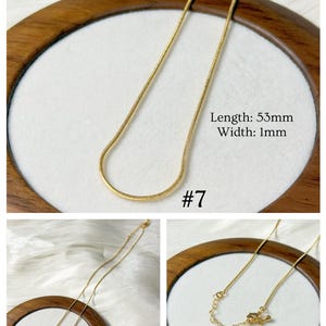 Op de afbeelding: Een delicate goudkleurige ketting met een slangenkettingontwerp. De ketting is 53 mm lang en 1 mm breed. De afbeelding bevat de tekst "#7" en de naam van de ontwerper. De ketting wordt gepresenteerd op een wit oppervlak in een houten frame.