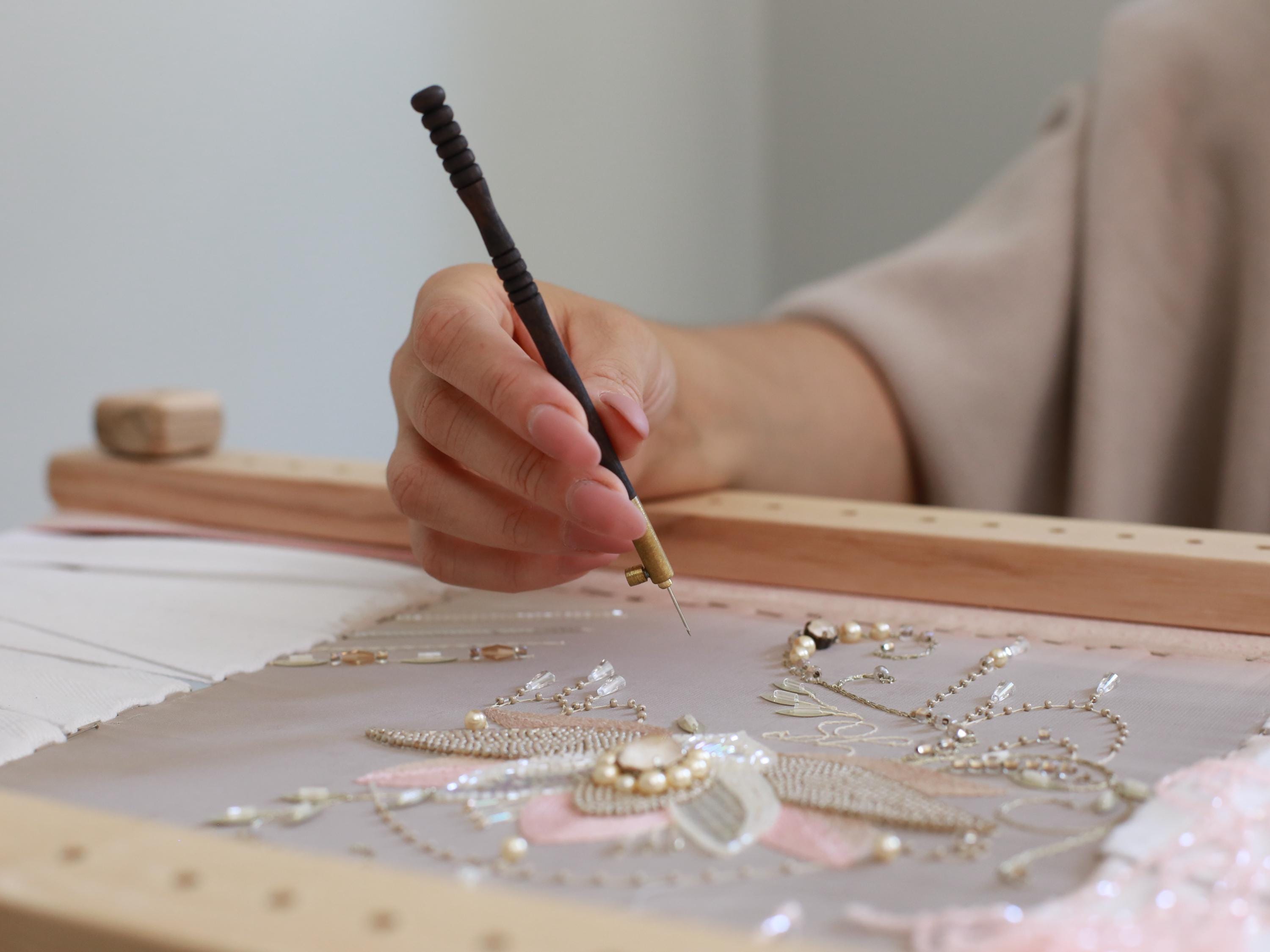 Crochet Ambour Broderie 3 Tailles – Outil Ergonomique Avec 9 Aiguilles Interchangeables – Idéal Paillettes, Perles & Bricolage Outil Broderie Perles Crochet Ambour Broderie 3 Tailles – Outil Ergonomique Avec 9 Aiguilles Interchangeables – Idéal Paillettes, Perles & Bricolage Outil Broderie Perles
