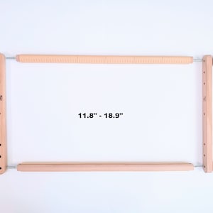Puede incluir: Un marco de telar de madera con ancho ajustable, que mide de 30 cm a 48 cm. El marco está hecho de madera natural y tiene un diseño simple.